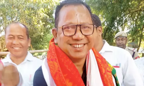 Assam :  कांग्रेस उम्मीदवार संजीव वारि ने चिरांग में समर्थकों के साथ 31-सिडली एलएसी के लिए नामांकन दाखिल