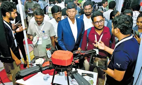 ड्रोन प्रदर्शनी ने Andhra Pradesh के युवाओं में उत्साह जगाया ड्रोन प्रदर्शनी ने Andhra Pradesh के युवाओं में उत्साह जगाया
