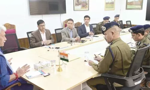 J&K: आतंकी पारिस्थितिकी तंत्र को पूरी तरह से नष्ट करें: एलजी J&K: आतंकी पारिस्थितिकी तंत्र को पूरी तरह से नष्ट करें: एलजी