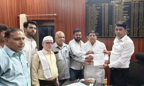 Meerut: आम आदमी पार्टी का मेरठ डीएपी और खाद नहीे मिलने पर जिला मुख्यालय पर प्रदर्शन