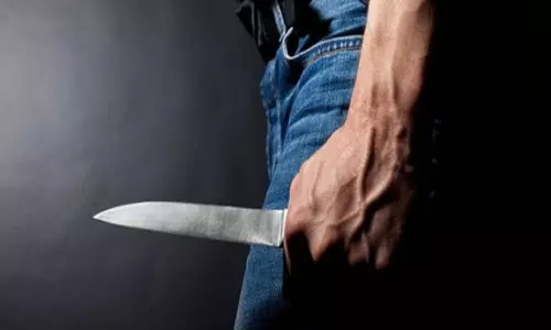 Meerut: सेवानिवृत्त सिपाही ने युवक को चाकू मारकर किया घायल