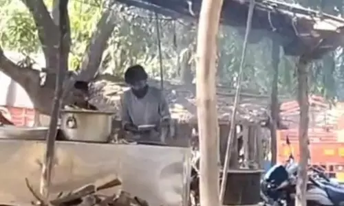 Barabanki: पुलिस ने थूक लगाकर रोटी बनाने वाले इरशाद को दबोचा Barabanki: पुलिस ने थूक लगाकर रोटी बनाने वाले इरशाद को दबोचा