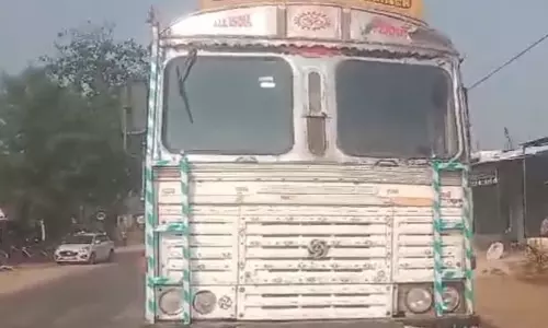 नेशनल हाईवे में ड्राइवर की लापरवाही, सीमेंट ट्रक में पीसा मासूम नेशनल हाईवे में ड्राइवर की लापरवाही, सीमेंट ट्रक में पीसा मासूम