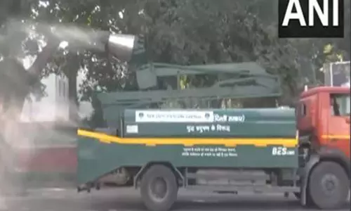 Delhi में वायु प्रदूषण से निपटने के लिए पीडब्ल्यूडी वाहनों ने पानी का छिड़काव किया