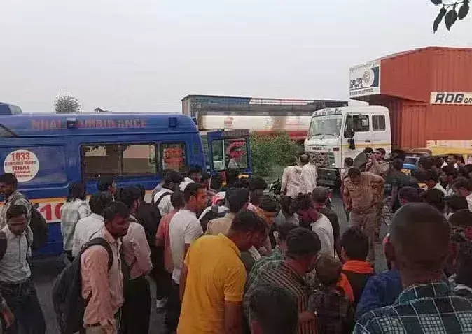 Mathura: अज्ञात वाहन की टक्कर से बाइक सवार तीन युवकों की मौत हुई Mathura: अज्ञात वाहन की टक्कर से बाइक सवार तीन युवकों की मौत हुई