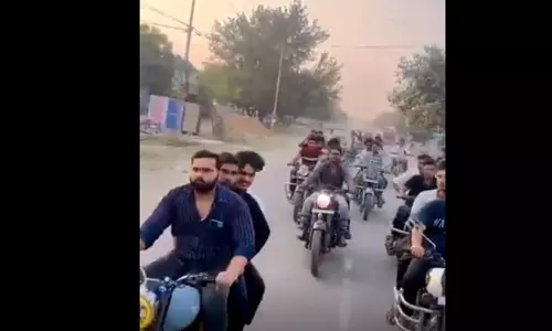 युवक हुड़दंग मचाते कैमरे में कैद, ट्रैफिक नियमों की धज्जियां उड़ाई, VIDEO