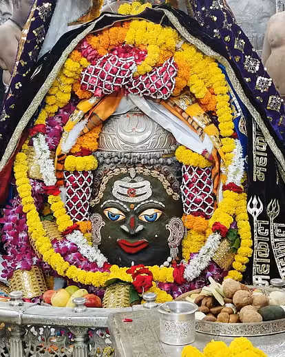 Ujjain: भस्म आरती में  मस्तक पर त्रिपुंड गले में गुलाब के फूलों की माला से सजे महाकाल