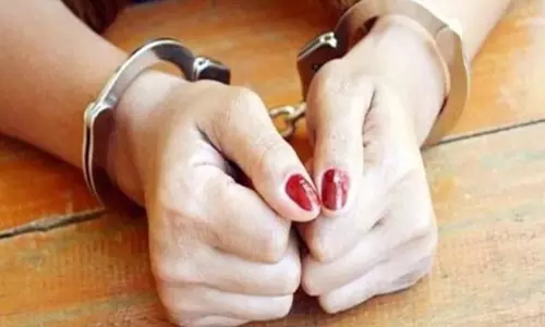 Noida: फेस-वन पुलिस ने प्रतिबंधित कछुआ बेचने आई मां-बेटी को गिरफ्तार किया Noida: फेस-वन पुलिस ने प्रतिबंधित कछुआ बेचने आई मां-बेटी को गिरफ्तार किया