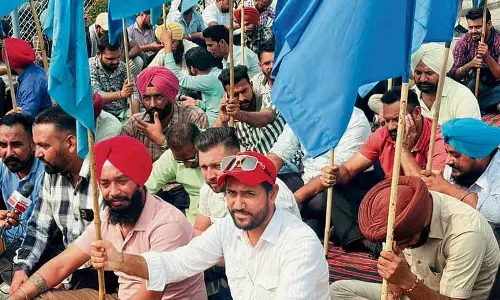 PRTC कर्मचारियों के विरोध प्रदर्शन से यात्रियों को परेशानी PRTC कर्मचारियों के विरोध प्रदर्शन से यात्रियों को परेशानी