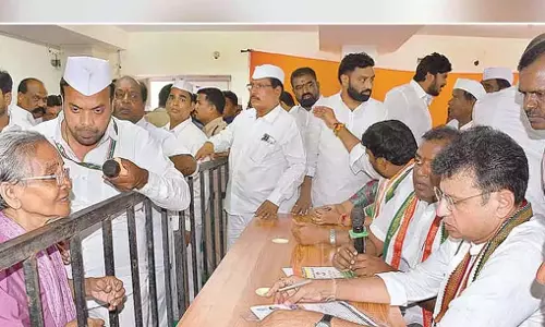 Telangana: बेरोजगार युवाओं की भीड़ मीट योर मिनिस्टर में उमड़ी
