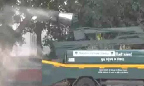 दिल्ली में वायु प्रदूषण से निपटने के लिए PWD वाहनों ने पानी का छिड़काव किया
