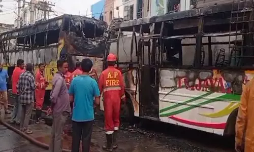 आंध्र प्रदेश के Vizianagaram में निजी ट्रैवल कंपनी में लगी आग, दो बसें जलकर खाक