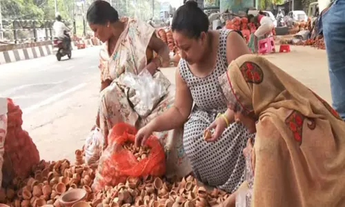Assam : दिवाली से पहले गुवाहाटी के बाजार में मिट्टी के बर्तन और तेल के दीयों की भरमार Assam : दिवाली से पहले गुवाहाटी के बाजार में मिट्टी के बर्तन और तेल के दीयों की भरमार