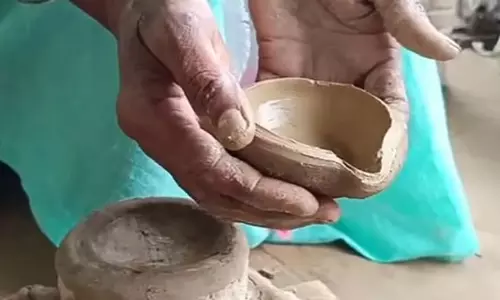 Assam का कुमार समुदाय 200 साल पुरानी मिट्टी के बर्तन बनाने की परंपरा Assam का कुमार समुदाय 200 साल पुरानी मिट्टी के बर्तन बनाने की परंपरा