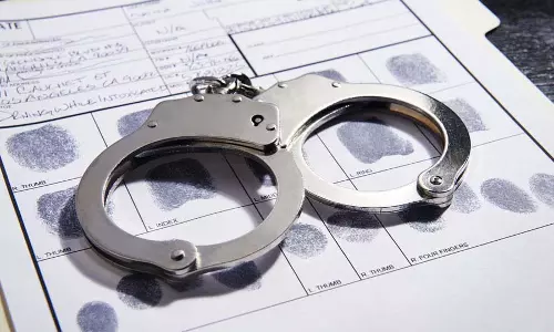 Malda: पुलिस ने 6.83 लाख रुपये के नकली भारतीय नोटों के साथ एक व्यक्ति को गिरफ्तार किया