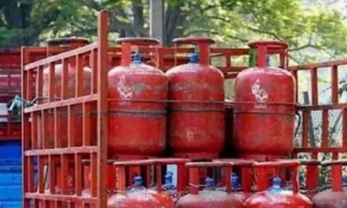 Ghaziabad: लाभार्थियों को दो निःशुल्क एलपीजी सिलेंडर मिलेगे Ghaziabad: लाभार्थियों को दो निःशुल्क एलपीजी सिलेंडर मिलेगे