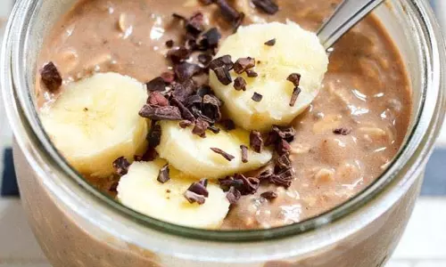Chocolate and Banana ओवरनाइट ओट्स रेसिपी Chocolate and Banana ओवरनाइट ओट्स रेसिपी