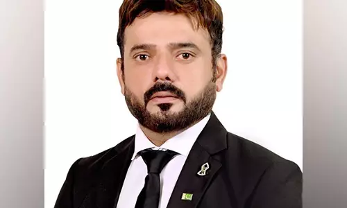 Pakistan: वकीलों ने सहकर्मी पर अत्याचार के विरोध में पुलिस बल के खिलाफ प्रदर्शन किया Pakistan: वकीलों ने सहकर्मी पर अत्याचार के विरोध में पुलिस बल के खिलाफ प्रदर्शन किया