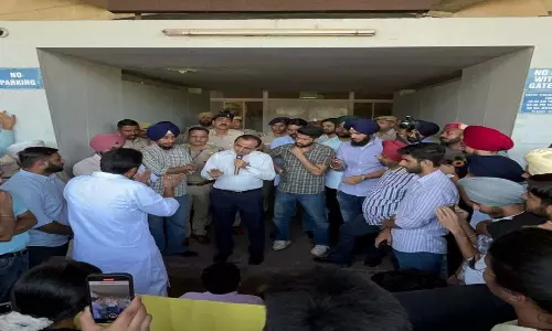 Punjab विश्वविद्यालय में छात्रों के विरोध प्रदर्शन में पूर्व विधायक, सीनेटर शामिल हुए Punjab विश्वविद्यालय में छात्रों के विरोध प्रदर्शन में पूर्व विधायक, सीनेटर शामिल हुए