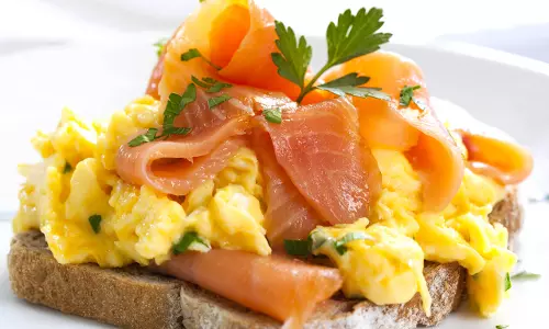 Smoked salmon और तले हुए अंडे की रेसिपी Smoked salmon और तले हुए अंडे की रेसिपी