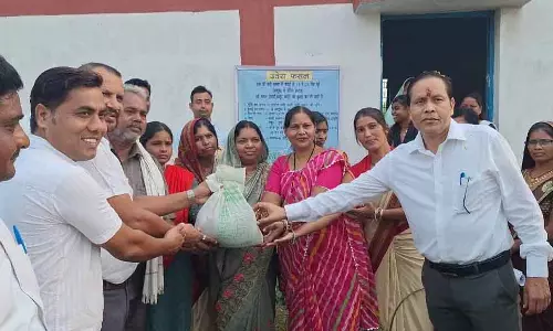 कलेक्टर ने किसानों को बांटे उतेरा फसल के लिए सरसों का बीज