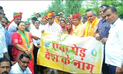Jaipur: शिक्षा एवं पंचायतीराज मंत्री ने पौधारोपण कर दिया पर्यावरण संरक्षण का संदेश Jaipur: शिक्षा एवं पंचायतीराज मंत्री ने पौधारोपण कर दिया पर्यावरण संरक्षण का संदेश