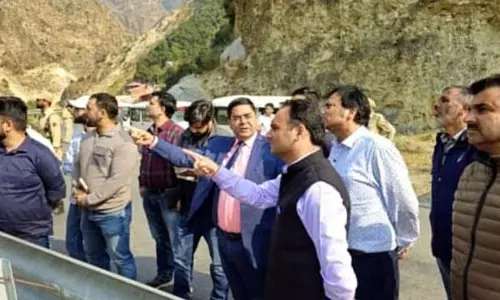 DC किश्तवाड़ ने शालीमार में ईएमपी के तहत नगर वन के लिए स्थल का दौरा किया DC किश्तवाड़ ने शालीमार में ईएमपी के तहत नगर वन के लिए स्थल का दौरा किया