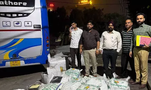 Rajasthan की बस से 1,000 किलोग्राम ‘नकली’ खोवा जब्त Rajasthan की बस से 1,000 किलोग्राम ‘नकली’ खोवा जब्त