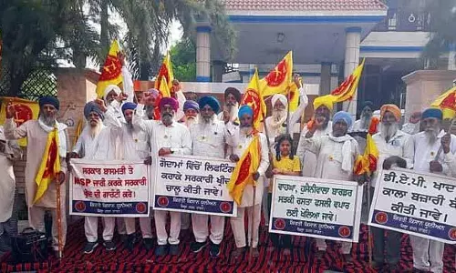Tarn Taran विधायक के आवास के बाहर किसानों ने दिया धरना