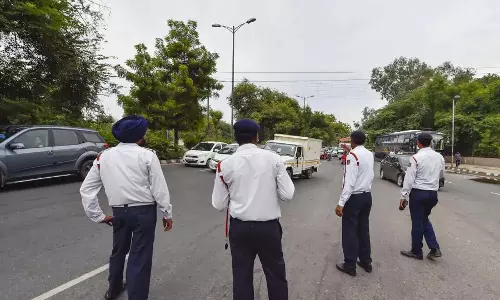 Karnataka: ट्रैफिक चेकिंग के दौरान शख्स ने पुलिसकर्मी को कार के बोनट पर घसीटा