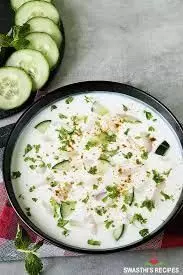 Recipe: नई रायता डिश ट्राई करना चाहते हैं तो घर पर बनाएं स्वादिष्ट खीरा प्याज रायता