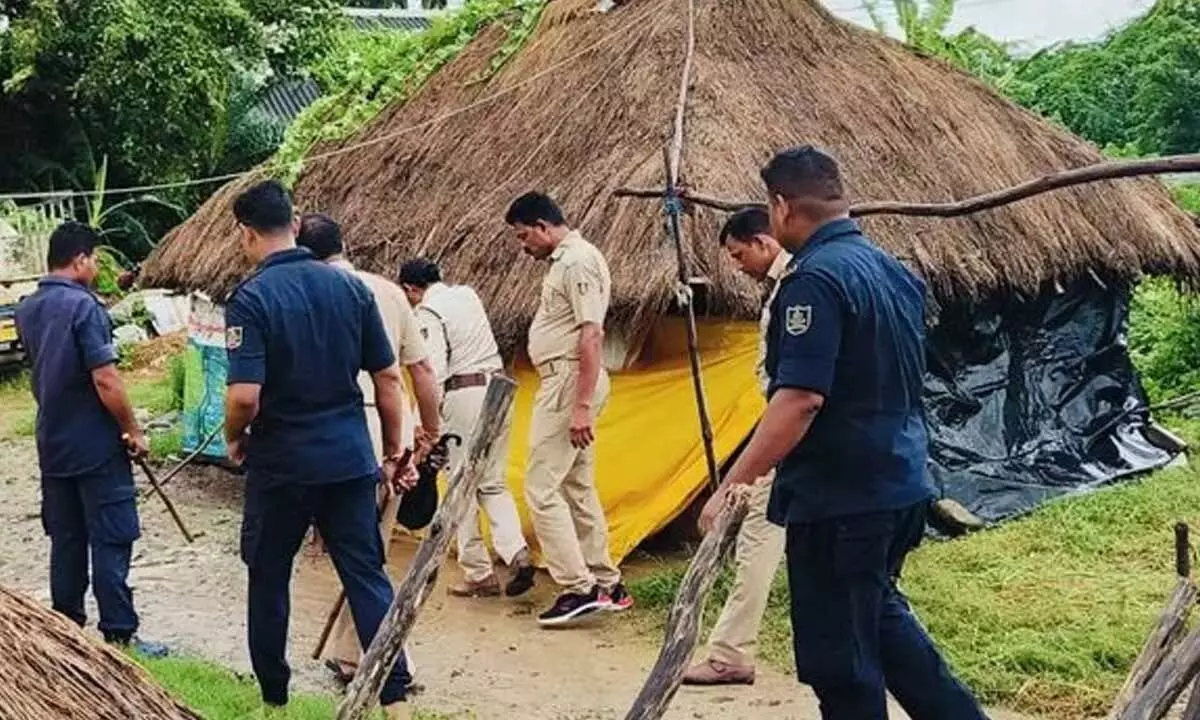 Odisha: केंद्रपाड़ा में राहत शिविरों की ओर भागते लोग