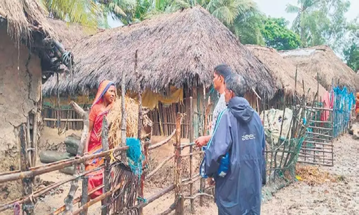 Odisha: ओडिशा के ग्रामीणों ने चक्रवात आश्रय स्थल में जाने से किया इनकार Odisha: ओडिशा के ग्रामीणों ने चक्रवात आश्रय स्थल में जाने से किया इनकार