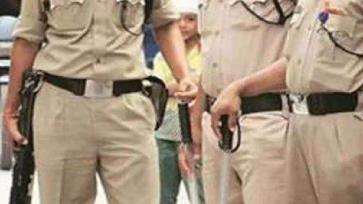 महिला तस्कर से संपर्क में था पुलिसकर्मी, एसपी ने लिया एक्शन