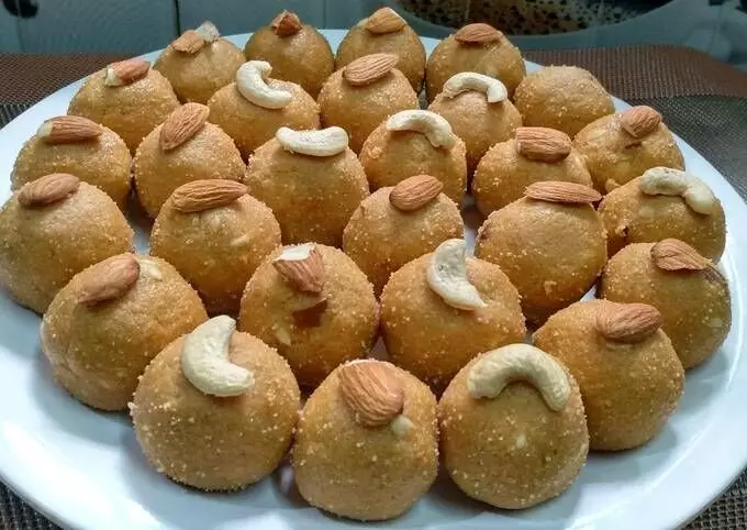 laddu: दिवाली मां लक्ष्मी को लगाए भरवा लड्डू का भोग