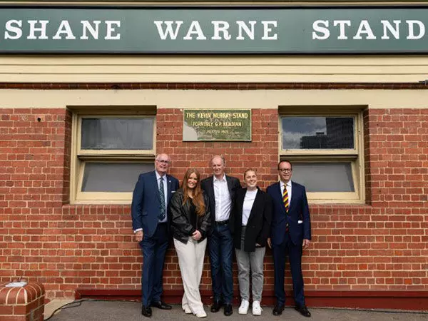 Melbourne के जंक्शन ओवल में शेन वॉर्न स्टैंड का अनावरण किया गया