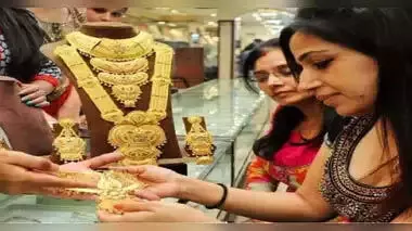 Dhanteras से पहले सोना बिकवाली मोड में आ गया