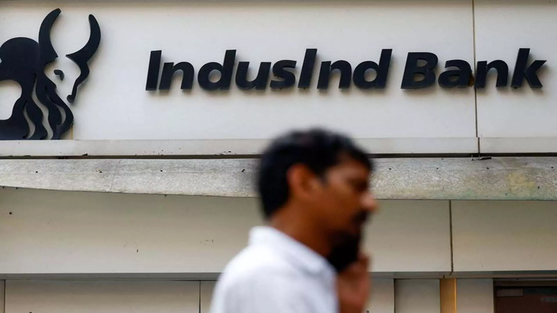 Indusind Bank में शुरुआती तेजी के बाद बाजार में गिरावट