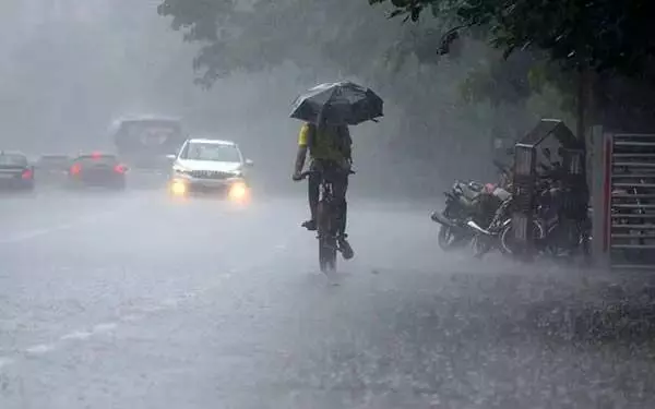 Cyclone Dana के कारण ओडिशा में भारी बारिश: 3 जिलों के लिए रेड अलर्ट