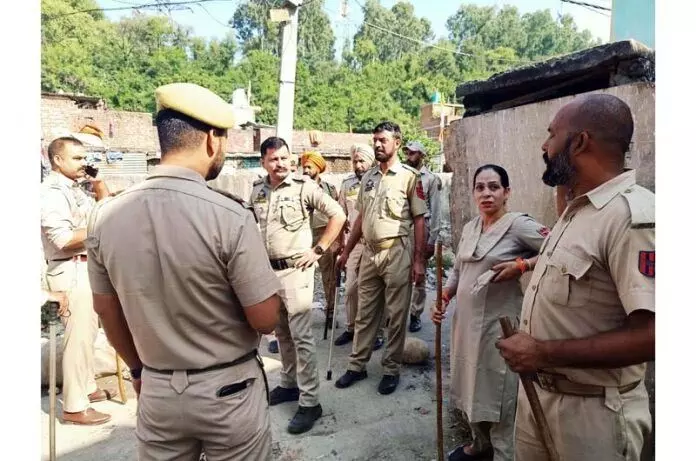 Jammu: पुलिस ने राजीव नगर में छापेमारी की