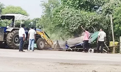 सड़क किनारे से सब्जी, फल और चखना ठेले हटाए गए