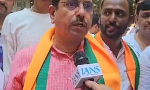 प्रियंका गांधी के नामांकन के दौरान खड़गे को बाहर रखना दलितों का अपमान : प्रल्हाद जोशी