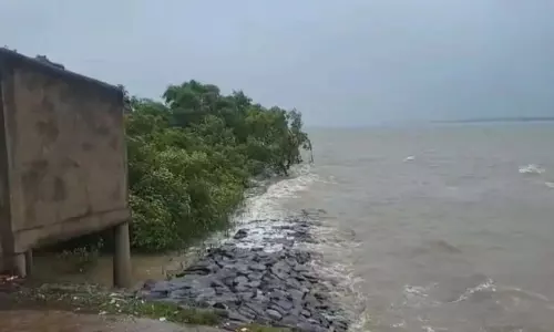 Odisha में चक्रवात दाना के कारण लोग सुरक्षित स्थानों की ओर भाग रहे Odisha में चक्रवात दाना के कारण लोग सुरक्षित स्थानों की ओर भाग रहे