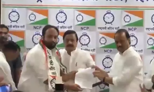 बाबा सिद्दीकी के बेटे और मुंबई यूथ कांग्रेस के पूर्व अध्यक्ष जीशान सिद्दीकी NCP में शामिल