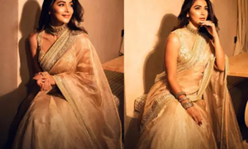 Pooja Hegde शिमरी गोल्डन साड़ी में दिवाली के लिए तैयार