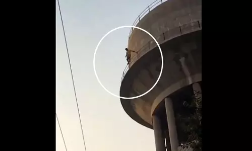 OMG LIVE VIDEO: सुसाइड करने पानी की टंकी से लगाई छलांग, मंजर देख रूह कांप जाएगी