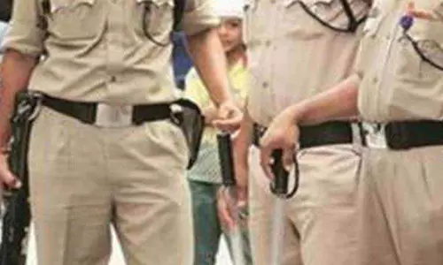 महिला तस्कर से संपर्क में था पुलिसकर्मी, एसपी ने लिया एक्शन