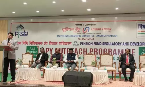 Andhra: सभी पात्र व्यक्तियों को पेंशन योजना में शामिल करें बैंक
