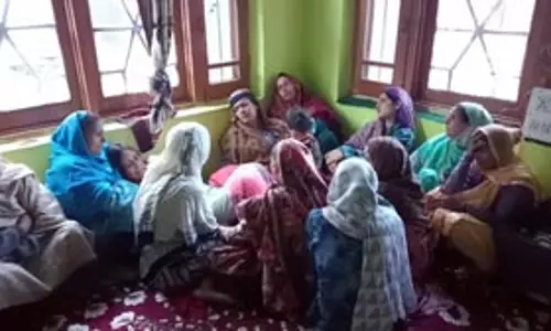 बारामूला में आतंकवादी हमले में मृतक के परिजनों में शोक की लहर, प्रियंका गांधी ने की घटना की निंदा बारामूला में आतंकवादी हमले में मृतक के परिजनों में शोक की लहर, प्रियंका गांधी ने की घटना की निंदा
