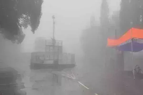 Kiriburu में दाना तूफान के कारण जनजीवन अस्त-व्यस्त, तेज हवा और बारिश जारी Kiriburu में दाना तूफान के कारण जनजीवन अस्त-व्यस्त, तेज हवा और बारिश जारी